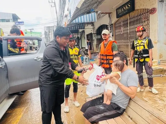ส่งมอบถุงยังชีพและอาหารให้ผู้ประสบภัยน้ำท่วมหาดใหญ่